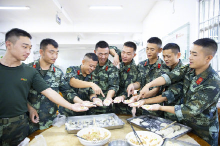 武警广西总队百色支队开展包饺子活动 要来尝尝吗 武警,警广,广西,总队,百色