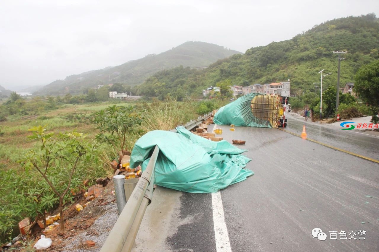 百色一路段大货车发生侧翻，32吨油散落一地... 百色,一路,路段,大货车,货车