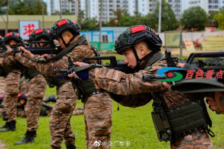 火力全开！直击武警广西总队特战队员实弹射击训练 火力,火力全开,全开,直击,武警