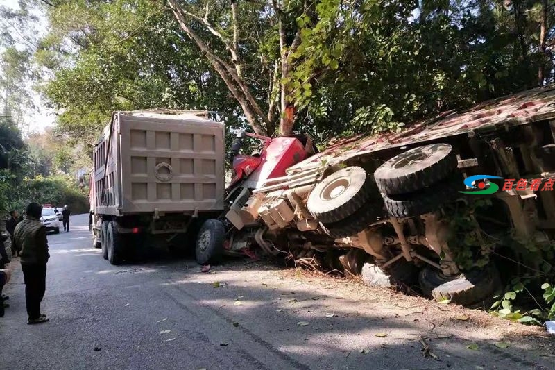 百省公路一大货车发生追尾被侧翻，司机被困，幸好... 公路,路一,一大,大货车,货车