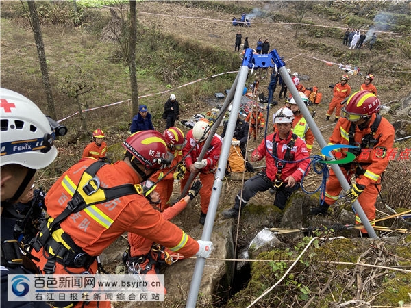 隆林一男子进洞探险跌入深堑，消防员挤进夹缝合力救出 隆林,林一,林一男,一男,男子