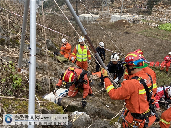 隆林一男子进洞探险跌入深堑，消防员挤进夹缝合力救出 隆林,林一,林一男,一男,男子