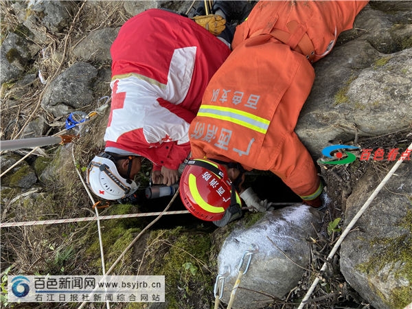 隆林一男子进洞探险跌入深堑，消防员挤进夹缝合力救出 隆林,林一,林一男,一男,男子