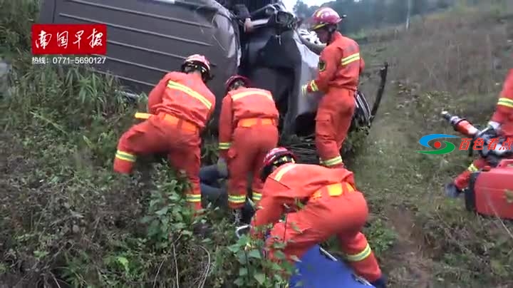 广西靖西一面包车翻下路坡3人被困，消防紧急出动营救 广西,靖西,西一,一面,面包