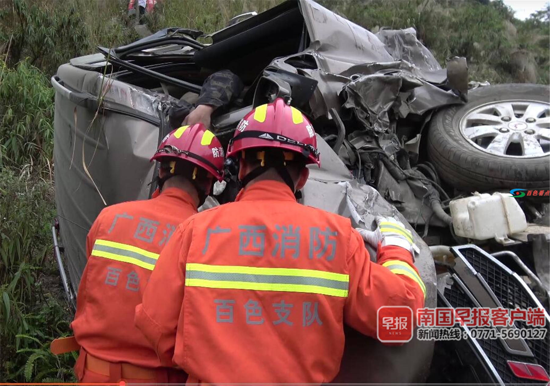 广西靖西一面包车翻下路坡3人被困，消防紧急出动营救 广西,靖西,西一,一面,面包