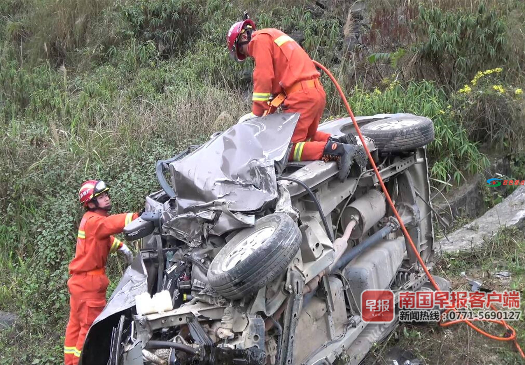 广西靖西一面包车翻下路坡3人被困，消防紧急出动营救 广西,靖西,西一,一面,面包