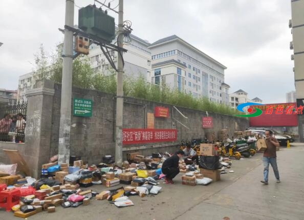 百色右江民族医学院学校门口学生包裹满地放怎么回事 百色,右江,江民,民族,民族医学