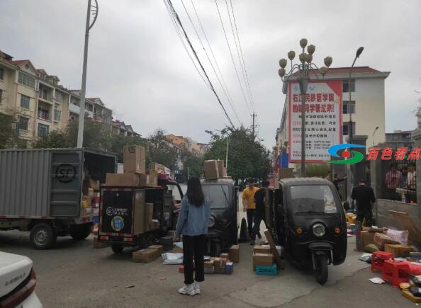 百色右江民族医学院学校门口学生包裹满地放怎么回事 百色,右江,江民,民族,民族医学