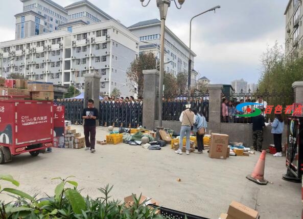 百色右江民族医学院学校门口学生包裹满地放怎么回事 百色,右江,江民,民族,民族医学