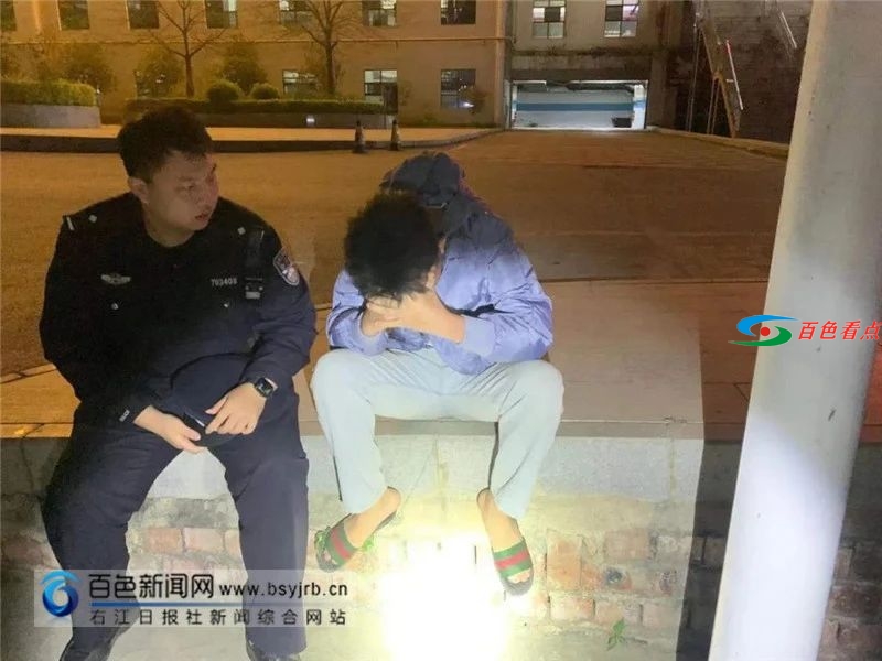 深夜，男子用一个拥抱感谢蜀黍→ 深夜,男子,一个,拥抱,感谢