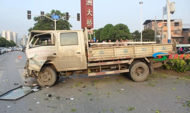 砰！百色竹洲大桥车祸！货车直接把奥迪车撞得面目全非 砰！,百色,竹洲,竹洲大桥,大桥