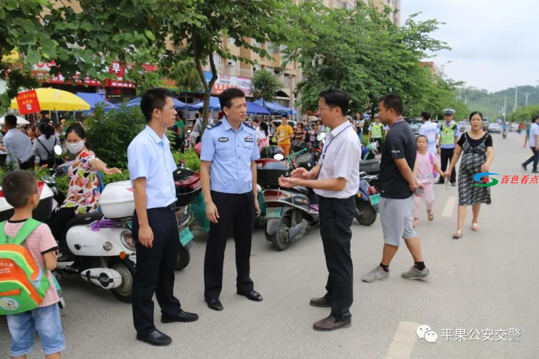 平果公安交警坚守十年“护学岗”..... 平果,公安,公安交警,交警,坚守