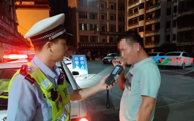 百色交警：深夜轿车停在道路中间，它的驾驶员在做什么？ 百色,交警,深夜,轿车,道路