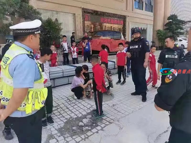 乐业执勤交警遇走失女孩 暖心救助！ 乐业,执勤,交警,走失,女孩