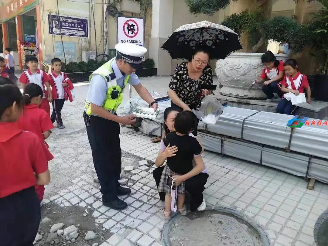 乐业执勤交警遇走失女孩 暖心救助！ 乐业,执勤,交警,走失,女孩