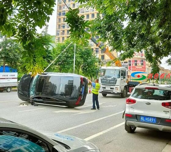 在龙晟国际黑色奥迪追尾停在路边的车后自己翻车在路上 龙晟,国际,黑色,奥迪,追尾