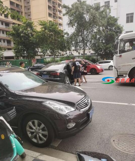 在龙晟国际黑色奥迪追尾停在路边的车后自己翻车在路上 龙晟,国际,黑色,奥迪,追尾