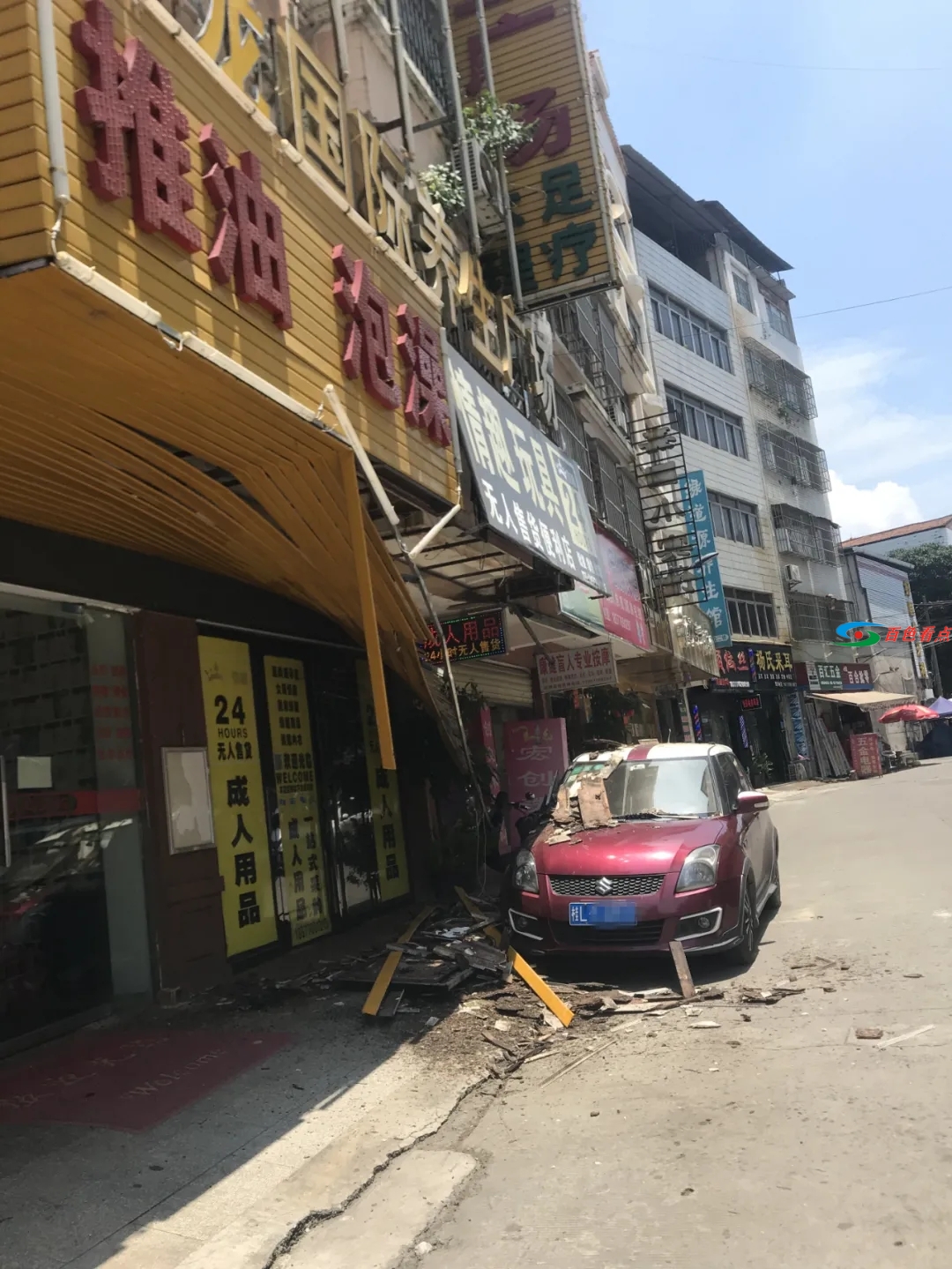 百色某养生店屋檐坍塌成块掉落，路边小车遭殃被砸中 百色,养生,店屋,屋檐,坍塌