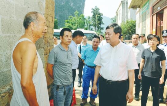 市委书记周异决在德保县足荣镇了解地震灾情 市委,市委书记,书记,周异,周异决