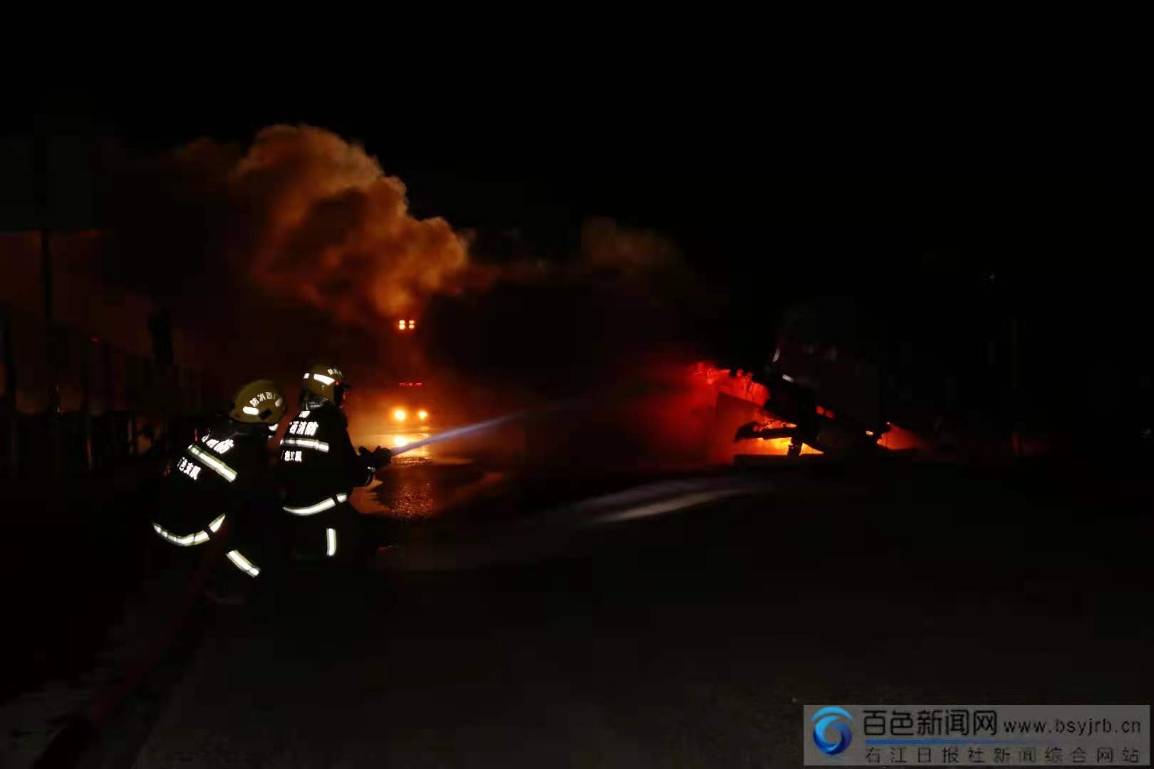 深夜挂车行驶途中起火 田阳消防成功处置 深夜,挂车,车行,行驶,途中