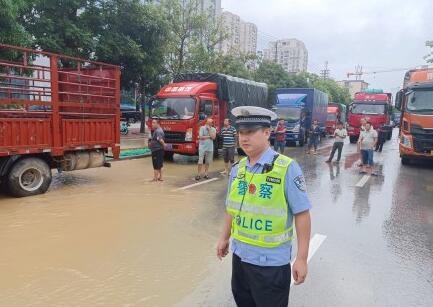 百色这段路水位深至50厘米，涉水长度约300米！ 百色,段路,路水,水位,50