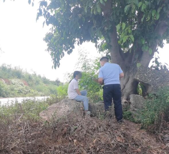 百色一十几岁小女孩语父母吵架负气离家出走 结果迷路了 百色,一十,十几,小女,小女孩