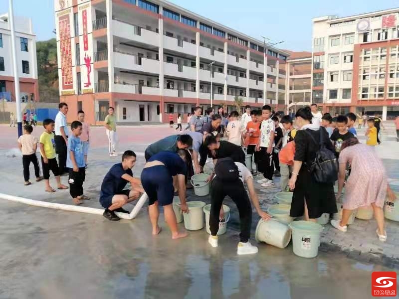 百色隆林：师生用水告急，火焰蓝送水解忧！ 百色,隆林,师生,生用,用水