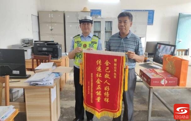 一男子车祸现场徒手救出6人默默离开 百色交警找到他人了 一男,男子,子车,车祸,车祸现场