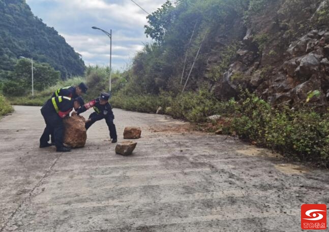 百色边境路段山石滑落，移民管理警察及时清障除隐患 百色,边境,路段,段山,山石