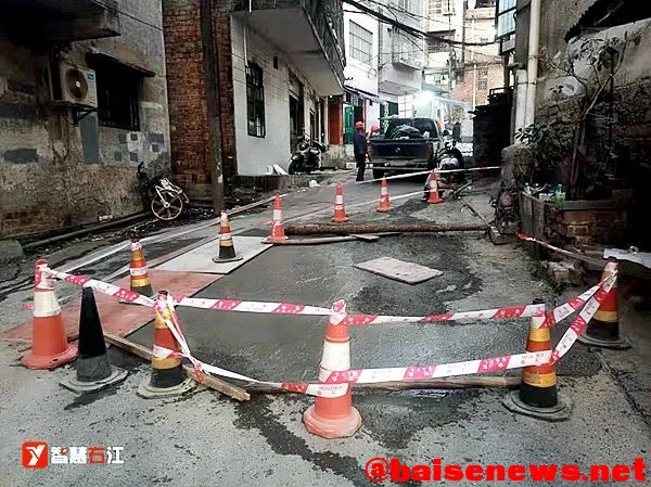 百色右江区一道路出现塌陷 一个大坑！ 百色,右江,右江区,江区,一道