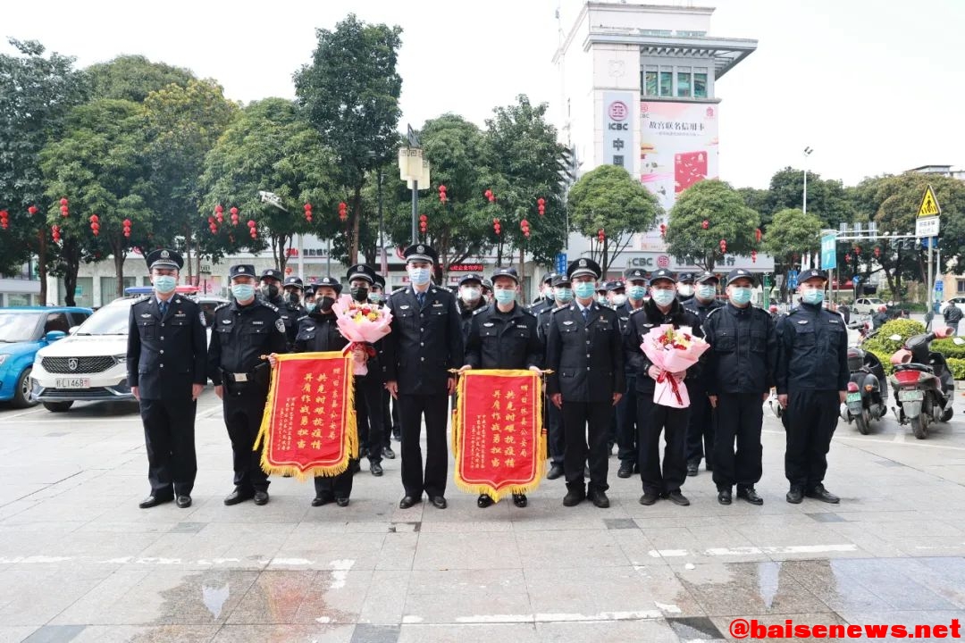 右江公安赠锦旗感谢田东、田林两地公安机关疫情期间支持 右江,江公,公安,锦旗,感谢