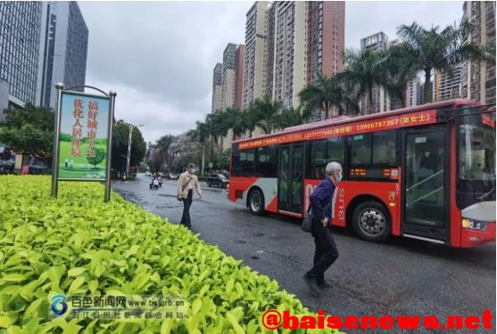 百色市区部分公交站点设置不合理，存在安全隐患 百色,百色市,市区,部分,公交