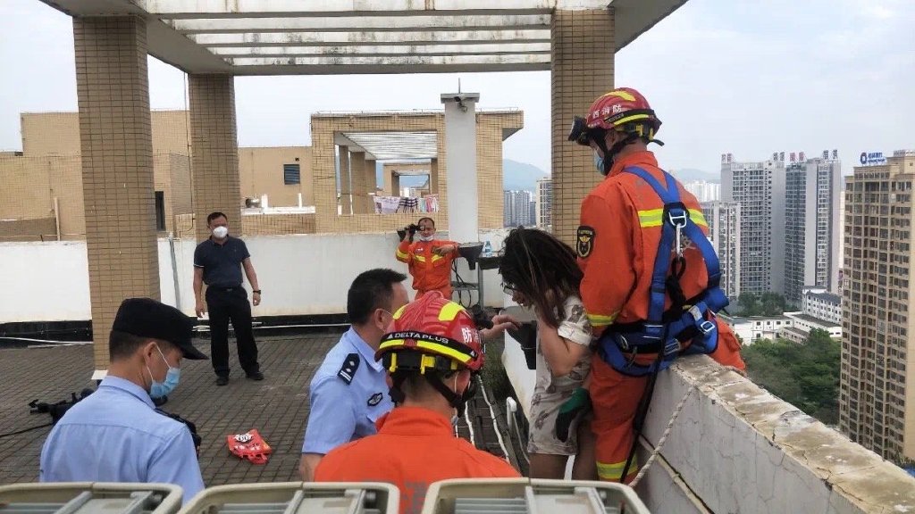 百色：21岁女子因找工作问题亲戚产生矛盾欲跳楼轻生 百色,21,21岁,女子,找工