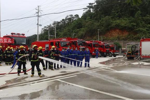 百色街头环卫洒水车参与灭火救援？ 百色,街头,环卫,洒水,洒水车