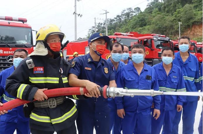 百色街头环卫洒水车参与灭火救援？ 百色,街头,环卫,洒水,洒水车