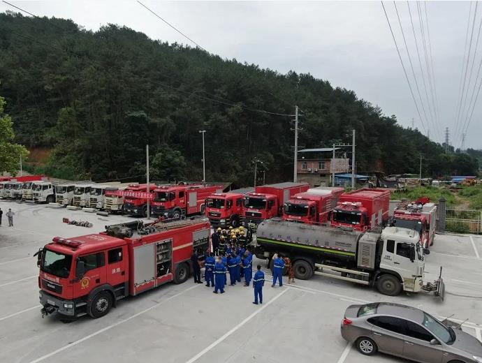 百色街头环卫洒水车参与灭火救援？ 百色,街头,环卫,洒水,洒水车