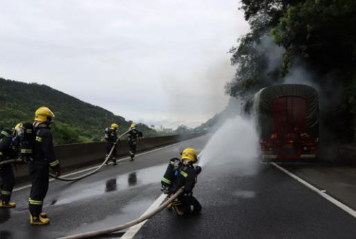 百色：挂车高速上突发火灾 30吨矿石遭殃 百色,挂车,高速,突发,发火