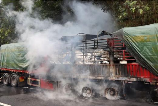 百色：挂车高速上突发火灾 30吨矿石遭殃 百色,挂车,高速,突发,发火