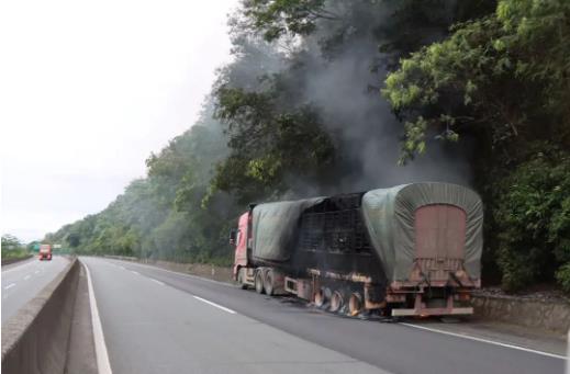 百色：挂车高速上突发火灾 30吨矿石遭殃 百色,挂车,高速,突发,发火