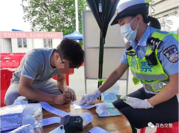 胆太大！百色一司机实习期独自上高速，嘴里还叼着烟··· 百色,司机,实习,实习期,独自