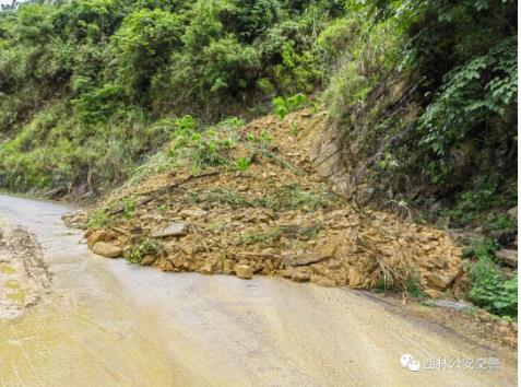 注意！西林这些地方突发塌方、路基下沉、滑坡等…… 注意,西林,这些,些地,地方