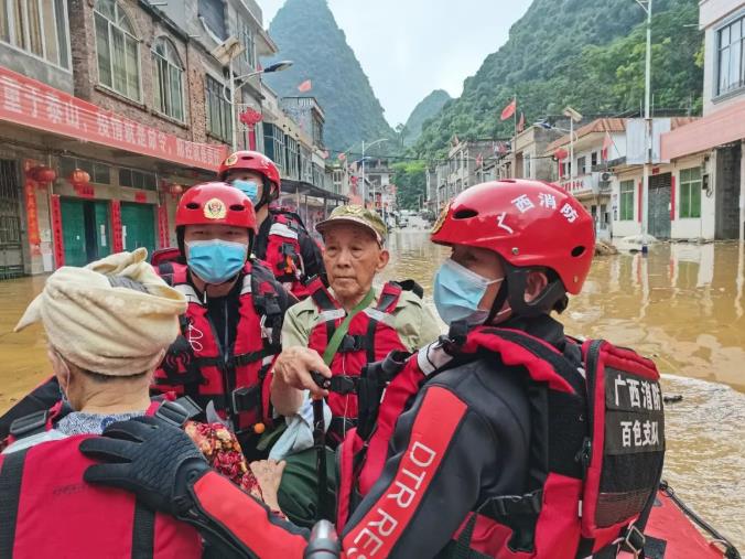 降雨致100名靖西村民被困，消防救援队紧急出动，全部安... 降雨,100,靖西,靖西村,西村