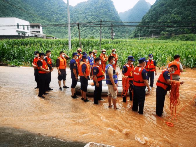 暴雨来袭，他们奋战在抗洪抢险一线 暴雨,雨来,来袭,他们,奋战