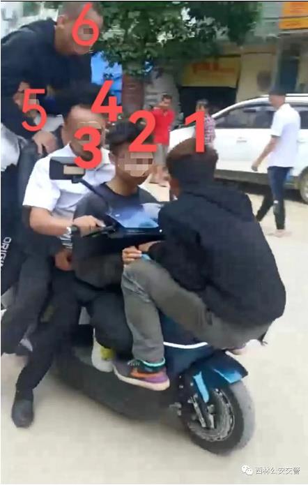 为搏关注6人同挤一辆电动车，交警：违法了！ 关注,6人,人同,一辆,电动