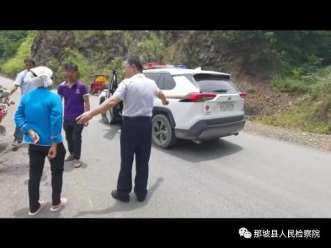 百色女子骑摩托发生车祸晕倒路边，检察官暖心紧急送医 百色,色女,女子,骑摩托,摩托