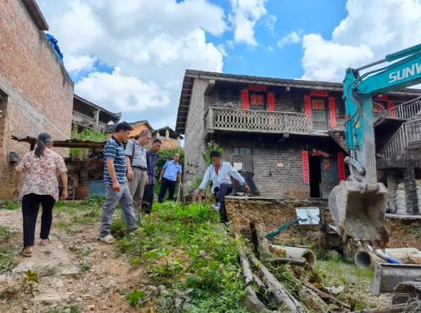 百色两村民因排水沟起纠纷，原告还拿出锤子在现场示威... 百色,村民,排水,排水沟,水沟