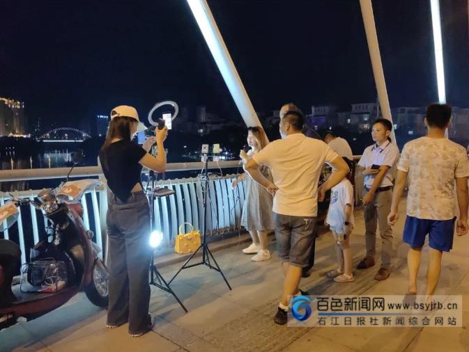 网红扎堆市区东合大桥直播，市民竟停车围观！ 网红,扎堆,市区,区东,东合