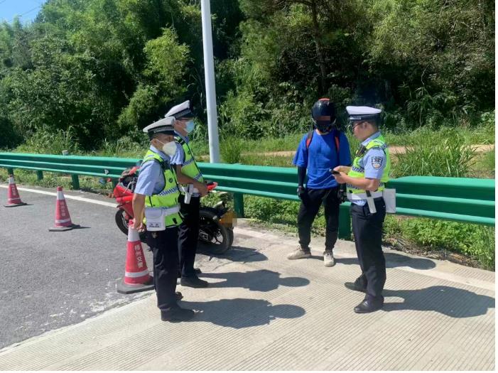 摩托车这样开，被广西交警开出第一张罚单 摩托,摩托车,这样,广西,西交