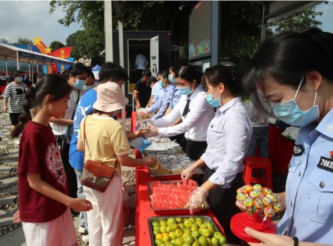 百色市公安局举办“喜迎二十大 忠诚保平安”警务宣传活动 百色,百色市,市公安局,公安,公安局