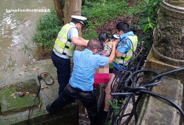 百色一女子意外落水！德保交警大队民辅警及时救援 群众,落水,救援,附近,执勤